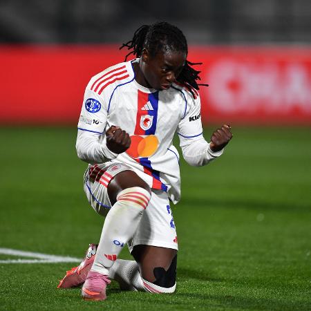 Tabitha Chawinga comemora gol marcado pelo Lyon na Champions League Feminina