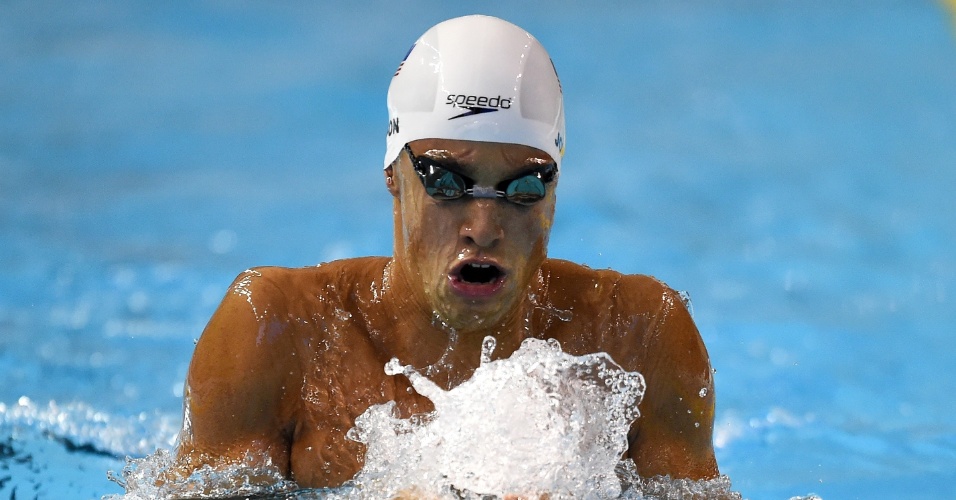 BJ Johnson, da natação dos Estados Unidos, em ação nos 200 m peito