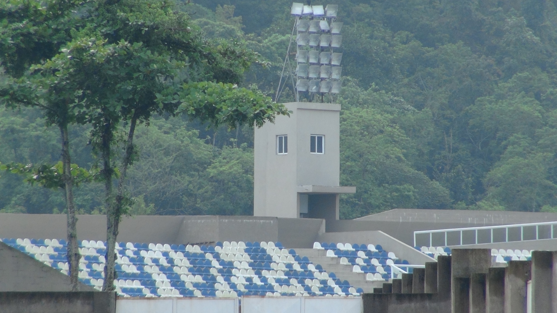 Os assentos de arquibancada, que custaram mais caro que os assentos do Estádio Nacional Mané Garrincha (DF), são uns dos poucos esquipamentos que já foram instalados - Samir Carvalho/UOL
