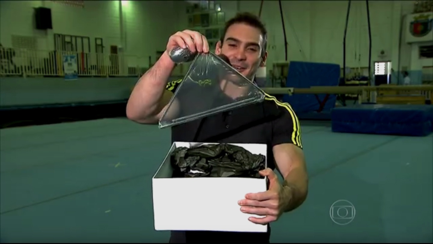 O ginasta Arthur Zanetti ganhou um triângulo e um pandeiro do ator Alexandre Nero - Reprodução