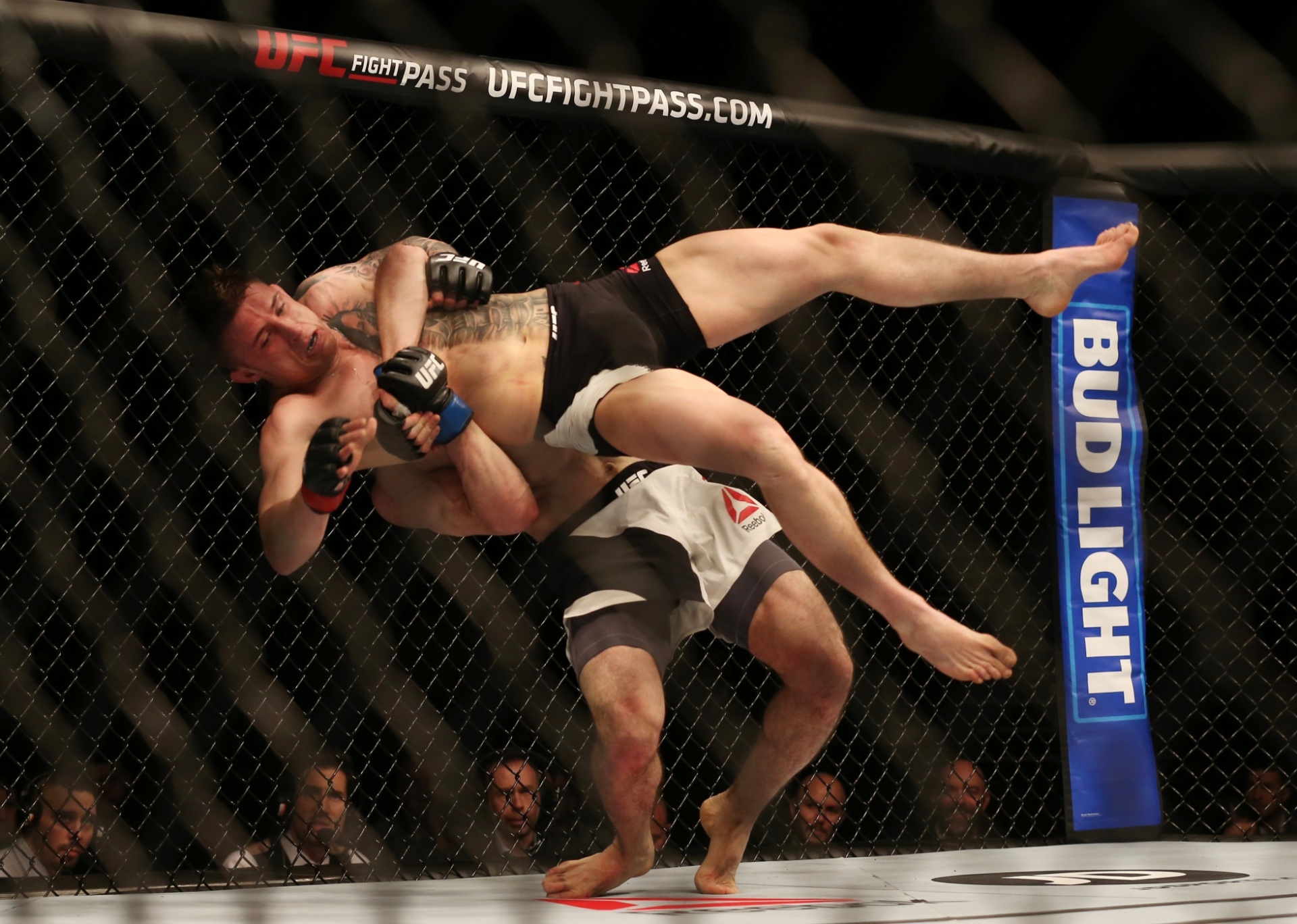norte-irlandês Norman Parke leva slam do russo Rustam Khabilov, em duelo do card preliminar - Matthew Childs / REUTERS