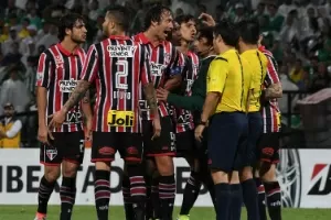 Nacional e Atlético Nacional empatam em jogo de oito gols na Libertadores, libertadores