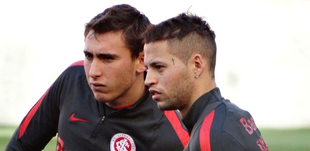 Yonatthan Rak, ex-Inter B, e Nico López antes de treino tático do Inter no Beira-Rio - Jeremias Wernek/UOL