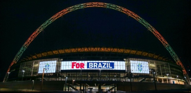 Estádio se iluminou nas cores de times que já atuaram lá - inclusive a seleção brasileira - The FA/Divulgação