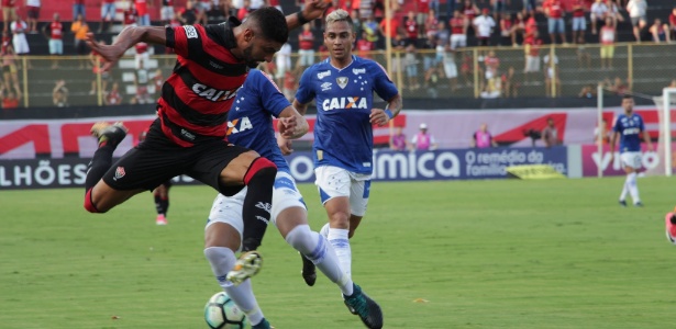 Vitória abre o placar, cede empate ao Cruzeiro e se complica no Brasileiro