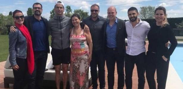 Representantes de Gramado Parks e Lugano reunidos com a família de Cristiano Ronaldo - Divulgação/Gramado Parks