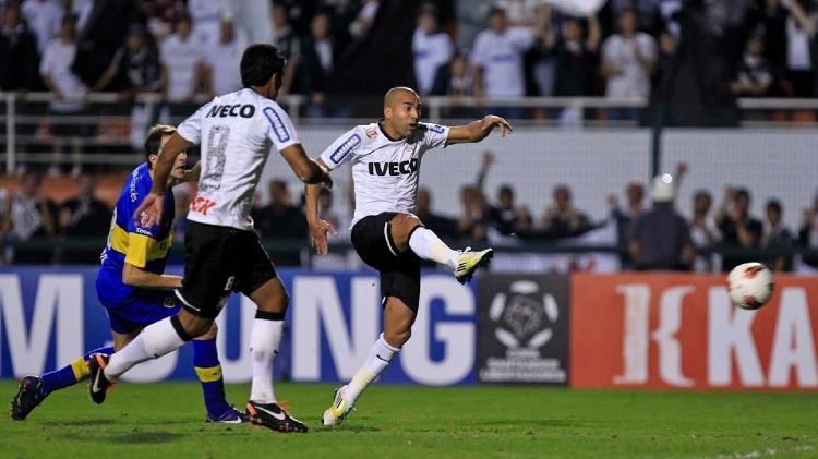 Emerson marca um dos gols contra o Boca na final da Libertadores: título com oito vitórias e seis empates - Leandro Moraes/UOL