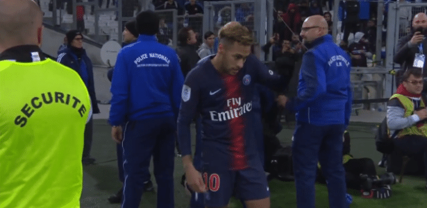 Seguranças se colocam entre Neymar e torcida do Olympique de Marselha - Reprodução