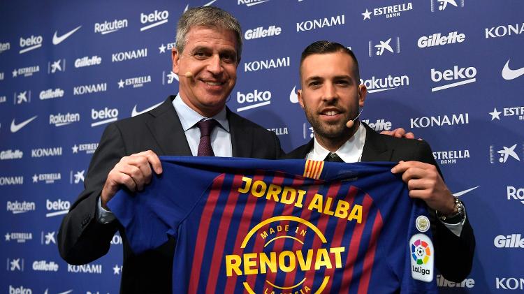 Jordi Alba posa para fotos após renovar contrato com o Barcelona - LLUIS GENE / AFP - LLUIS GENE / AFP