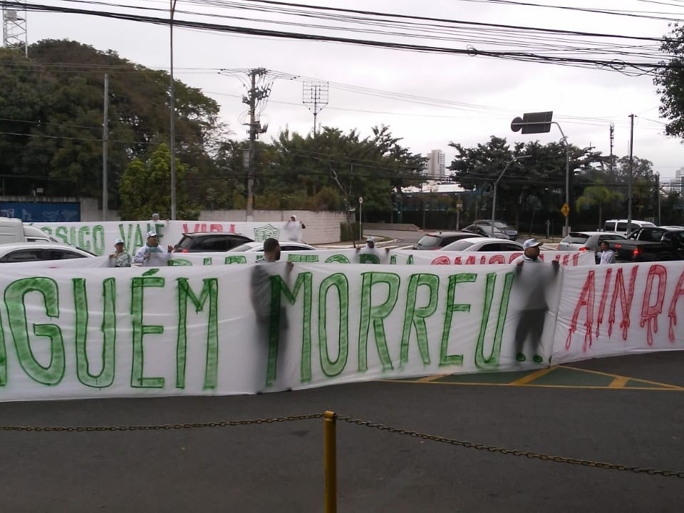 Palmeiras recebe integrantes de torcida organizada na véspera de decisão