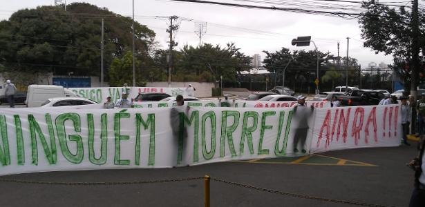 Protesto de torcida organizada do Palmeiras em frente à Academia de Futebol