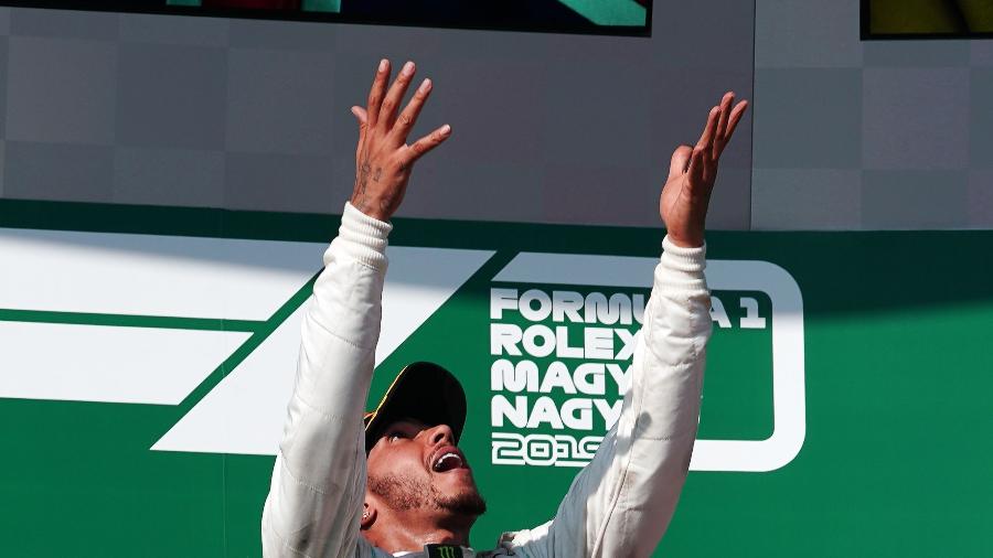 Hamilton comemora vitória no GP da Hungria - FERENC ISZA / AFP