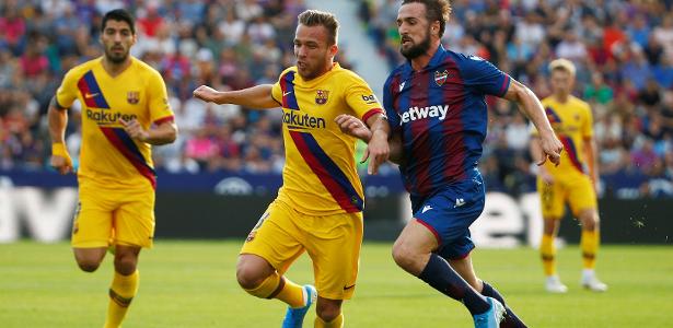 Arthur em ação pelo Barcelona: clube catalão levou virada do Levante no Campeonato Espanhol - Javier Barbancho/Reuters