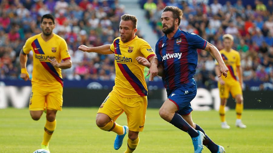 Arthur em ação pelo Barcelona contra o Levante no Campeonato Espanhol - Javier Barbancho/Reuters