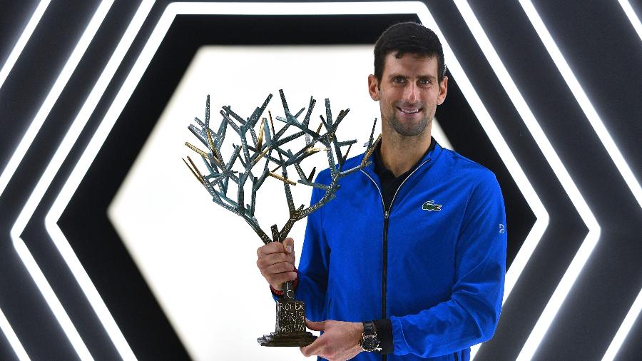 Novak Djokovic com o troféu do Masters 1000 de Paris  - Christophe Archambault/AFP