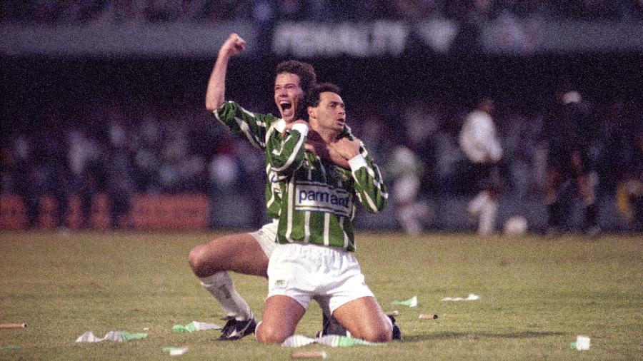 Evair (d) e Antonio Carlos (d), do Palmeiras, comemoram gol contra o Corinthians em 1993 - Vidal Cavalcante/Agência Estado