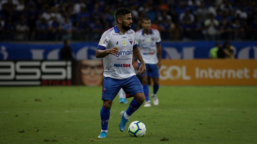 Romarinho durante jogo do Fortaleza contra o Cruzeiro pelo Campeonato Brasileiro A 2019 - Fernando Moreno/AGIF