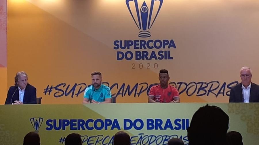 O técnico Jorge Jesus e o meia Diego, do Flamengo, o volante Wellington e o técnico Dorival Júnior, do Athletico-PR, em evento da Supercopa do Brasil  - Leo Burlá / UOL