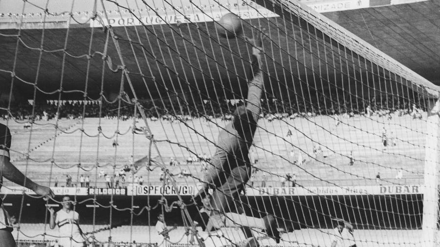 Moacir Barbosa, goleiro do Vasco em jogo contra o São Paulo. Ele foi o goleiro da seleção brasileira na Copa do Mundo de 1950, no Brasil - Acervo UH/Folhapress