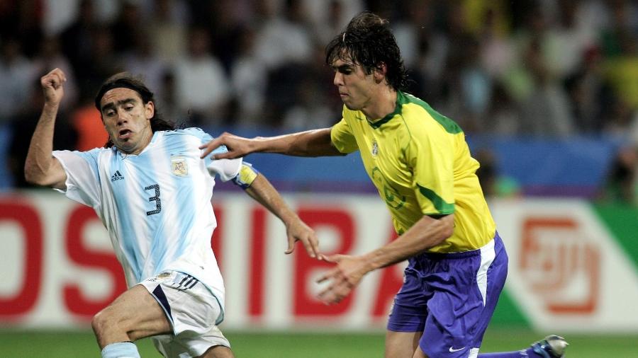 Kaká encara Sorín em decisão entre Brasil e Argentina pela Copa das Confederações de 2005 - Getty Images