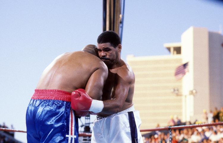 George Foreman (esquerda) e Adilson Rodrigues Maguila na luta de 16 de junho de 1990