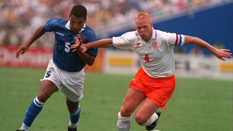 Ronald Koeman disputa bola com Mauro Silva em Brasil x Holanda da Copa de 1994 - Chris Cole / Equipe