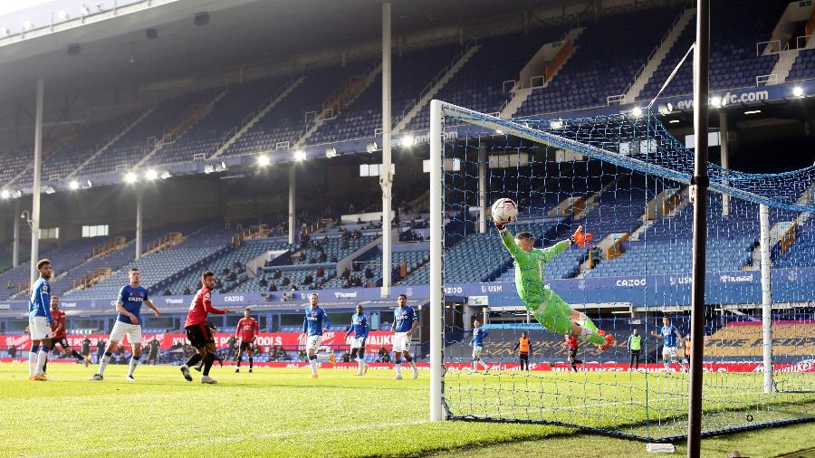 Bruno Fernandes marca um de seus gols pelo Manchester United na vitória contra o Everton, de virada - Getty Images