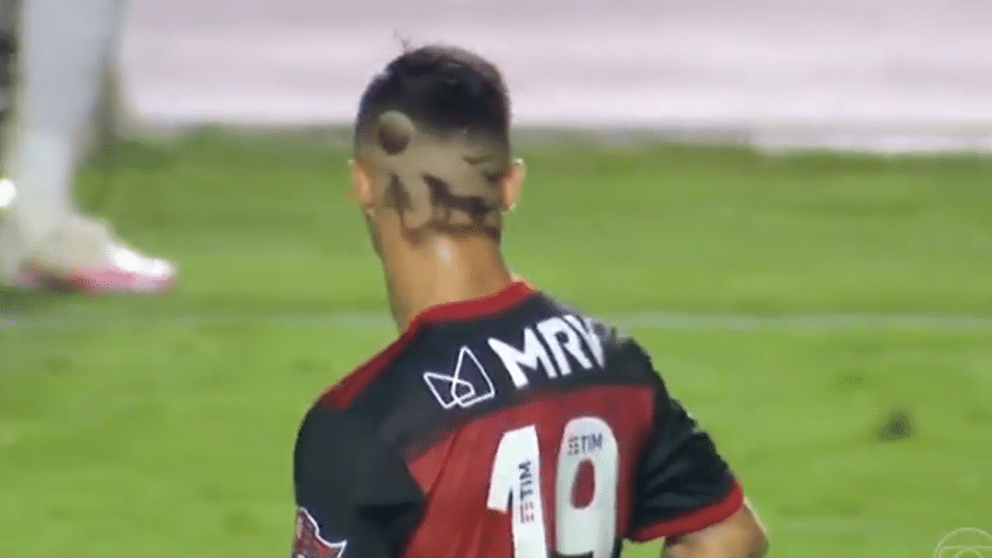 Michael exibe desenho no cabelo durante a partida entre São Paulo e Flamengo - Reprodução