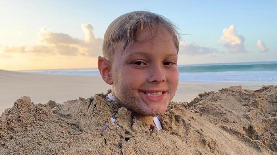 Davi Lucca, filho de Neymar, foi "enterrado" pelo pai na areia - Reprodução/Instagram