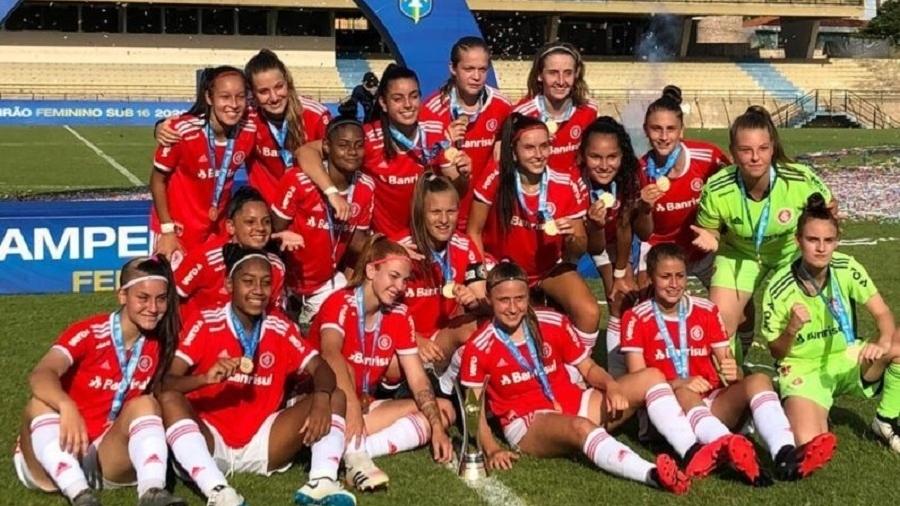 Jogadoras do time sub-16 feminino do Inter comemoram título brasileiro conquistado no último domingo - Laura Zago/CBF