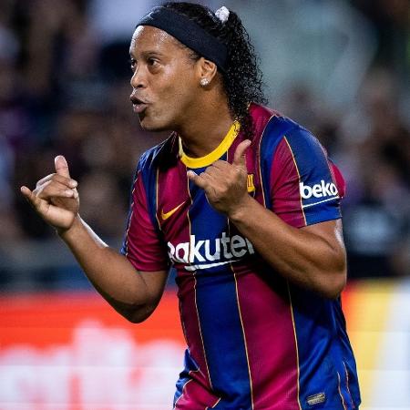 Ronaldinho comemora gol em amistoso de lendas de Barcelona e Real Madrid em Israel