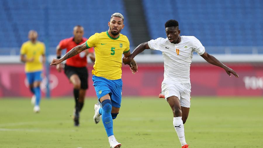 Douglas Luiz, em partida do Brasil contra Costa do Marfim, pelas Olimpíadas de Tóquio-2020 - Francois Nel/Getty Images