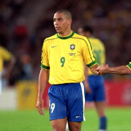 Ronaldo cumprimenta Roberto Carlos durante jogo da Copa do Mundo de 1998