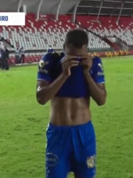 Thiago comemorou muito e ficou emocionado ao garantir a vitória nos Aflitos - Reprodução/TV Cruzeiro