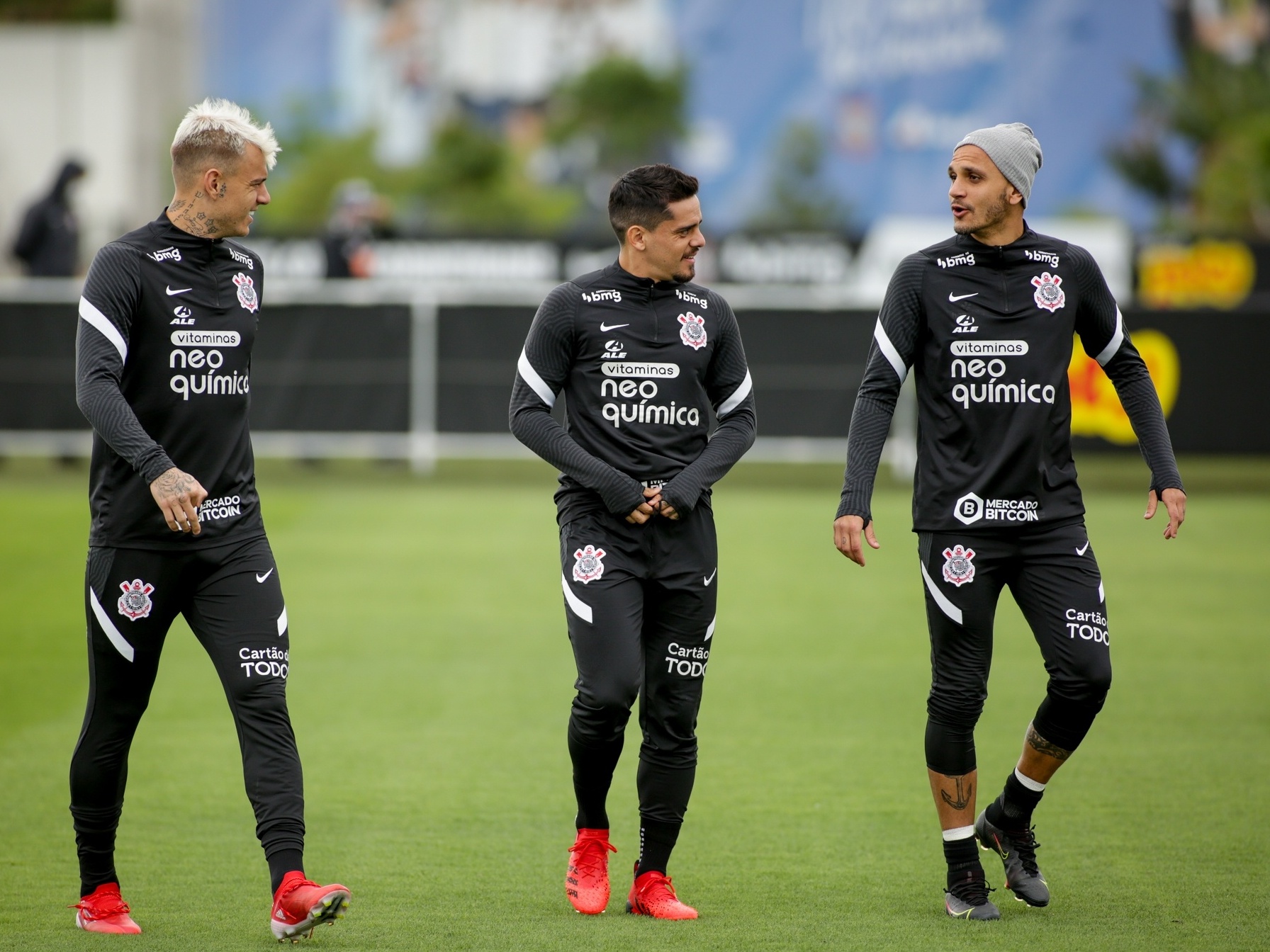 Revolta com treinador e Fábio Santos marca empate do Corinthians