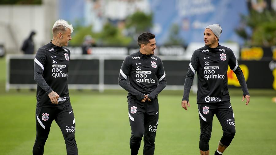 Róger Guedes, Fagner e Fábio Santos conversam em treino do Corinthians - Rodrigo Coca/Agência Corinthians