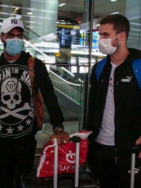 Os jogadores brasileiros Gabriel Busanello e Felipe Pires, do Dnipro, da Ucrânia, desembarcam em São Paulo - SUAMY BEYDOUN/AGIF - AGÊNCIA DE FOTOGRAFIA/AGIF - AGÊNCIA DE FOTOGRAFIA/ESTADÃO CONTEÚDO