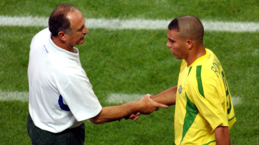 Luiz Felipe Scolari e Ronaldo "Fenômeno" se cumprimentam durante a semifinal da Copa do Mundo de 2022, contra a Turquia - Neal Simpson/Getty