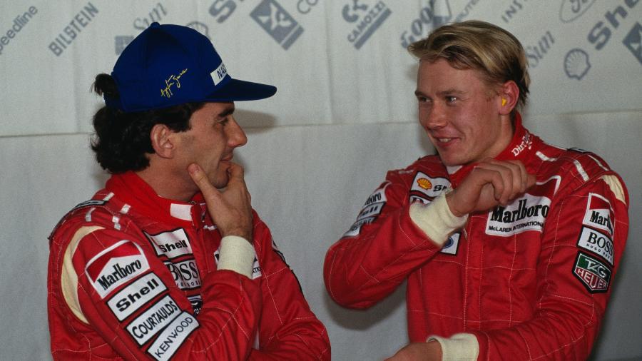 Ayrton Senna e Mika Hakkinen nos bastidores da McLaren na temporada de 1993 da Fórmula 1 - Patrick Behar/Corbis via Getty Images