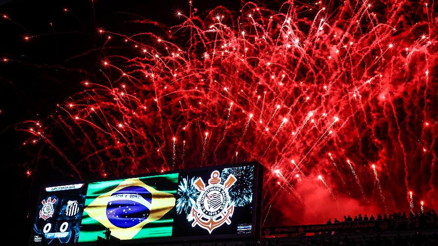 Fogos de artifício na Neo Química Arena, antes do duelo entre Corinthians e Santos, pela Copa do Brasil - Marcello Zambrana/AGIF