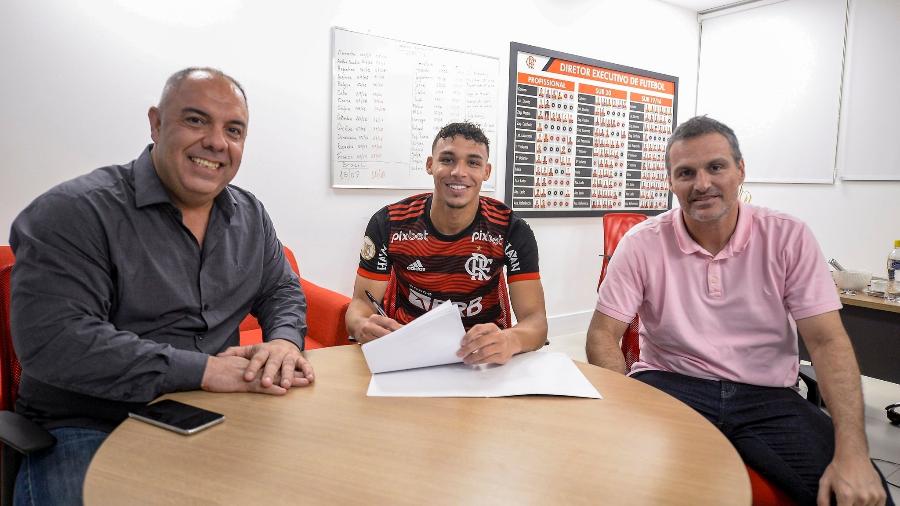 Marcos Braz, Victor Hugo e Bruno Spindel comemoram renovação de contrato  - Marcelo Cortes - Flamengo