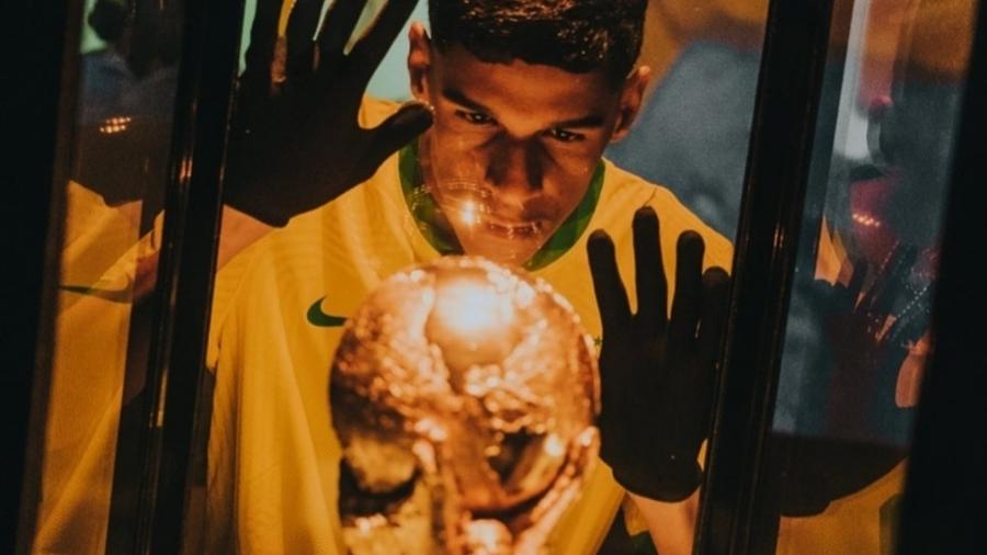 Luva de Pedreiro posa com taça da Copa do Mundo - Reprodução/Instagram