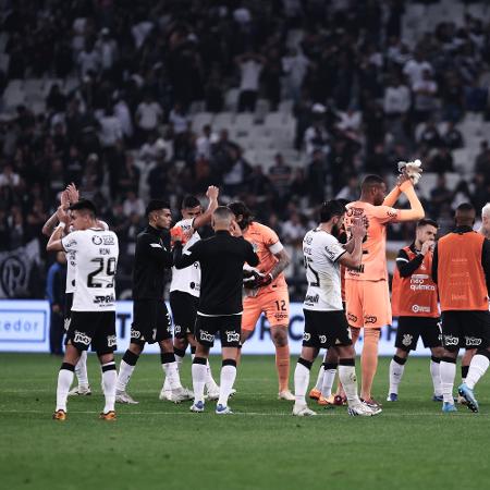 Jogadores do Corinthians aplaudem a torcida após derrota no clássico contra o Palmeiras -  Ettore Chiereguini/AGIF
