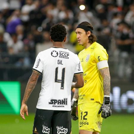 Cássio e Gil conversam durante partida do Corinthians - Rodrigo Coca/Ag. Corinthians