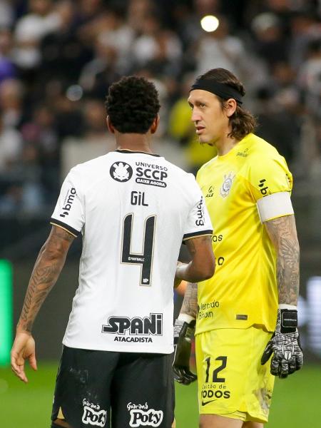 Cássio e Gil conversam durante partida do Corinthians na Neo Química Arena - Rodrigo Coca/Ag. Corinthians