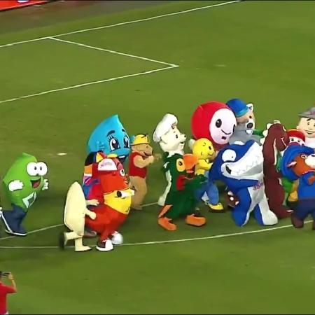 Mascotes de várias empresas participam de corrida no intervalo de um jogo na Costa Rica - Reprodução/Twitter