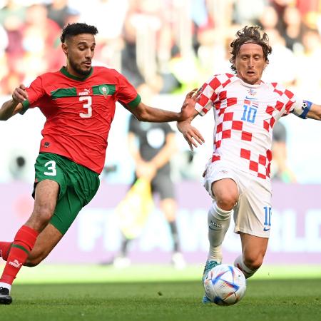 Luka Modric disputa a bola com Mazraoui na partida entre Marrocos x Croácia  - Michael Regan - FIFA/FIFA via Getty Images