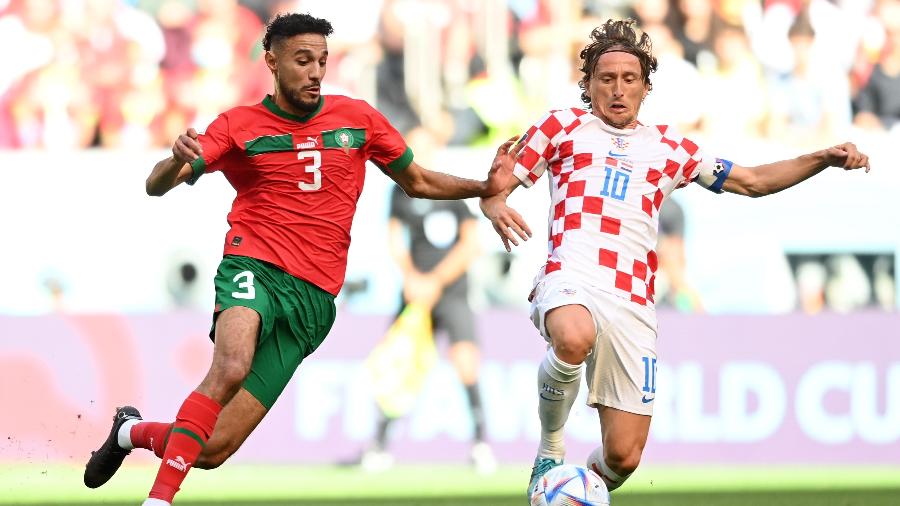 Luka Modric disputa a bola com Mazraoui na partida entre Marrocos x Croácia  - Michael Regan - FIFA/FIFA via Getty Images