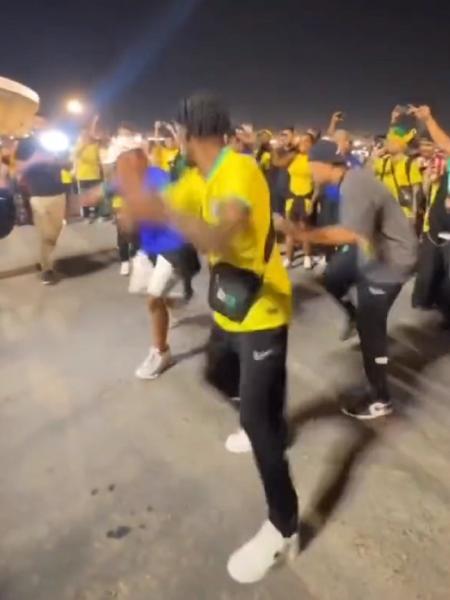 Torcedores brasileiros dançam com qataris em Doha - Reprodução