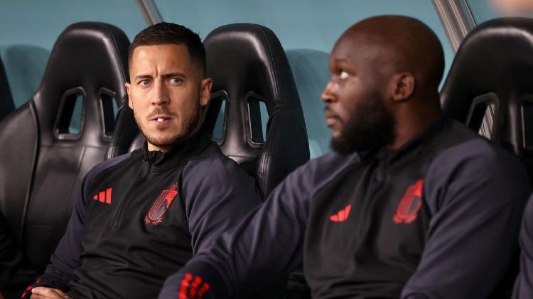Eden Hazard (ao fundo) divide banco de reservas com Romelu Lukaku na partida entre Bélgica e Croácia na Copa - Michael Steele/Getty Images - Michael Steele/Getty Images